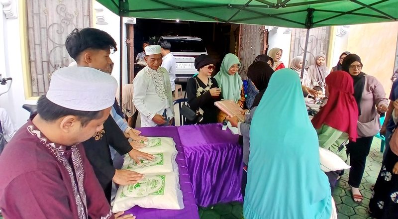 H Tajeri Salurkan Ratusan Paket Zakat Harta kepada Warga di Muara Teweh