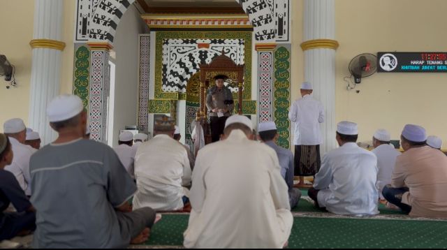Kapolsek Jenamas Sampaikan Pesan Kamtibmas Saat Khutbah di Masjid : Ingatkan Bahaya Judi, Miras dan Narkoba
