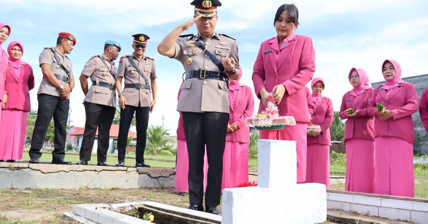 Polres Barsel Gelar Ziarah dan Tabur Bunga di TMP Abdi Kencana