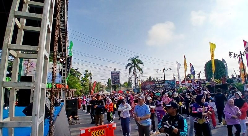 Bupati Barito Utara Ajak Masyarakat Hidup Sehat di CFD Muara Teweh