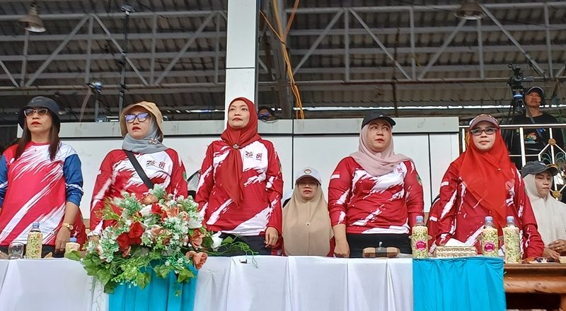 Waket II DPRD Barito Utara Ajak Masyarakat Perkuat Kebersamaan pada Senam Massal