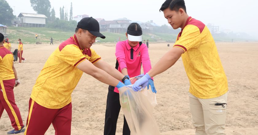 Polres Barsel Dukung Gerakan Indonesia ASRI, Bersihkan Pantai Gosong di Waterfront City Buntok