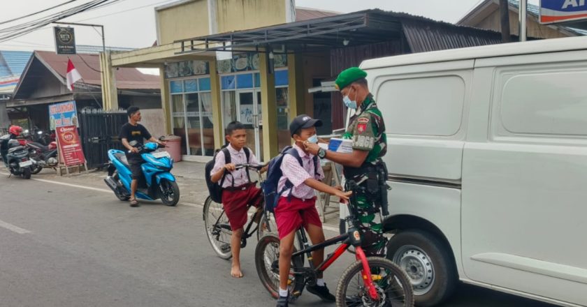 Kodim1012/Btk Bagikan Masker kepada Warga di Tengah Kabut Asap
