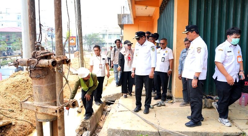 Bupati Barito Utara Cek Langsung Pelebaran Jalan