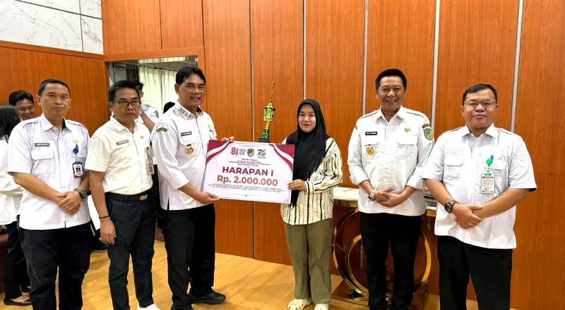 Bupati Barito Utara Serahkan Hadiah Lomba Agustusan