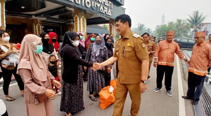 Bupati Barito Utara Serahkan 300 Paket Sembako Bagi Warga Terdampak Kabut Asap