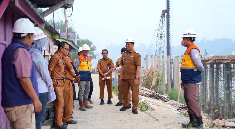 Bupati Barut Pastikan Progres WFC, Pelebaran Jalan Yetro Sinseng dan Jembatan Lemo Terus Dipacu
