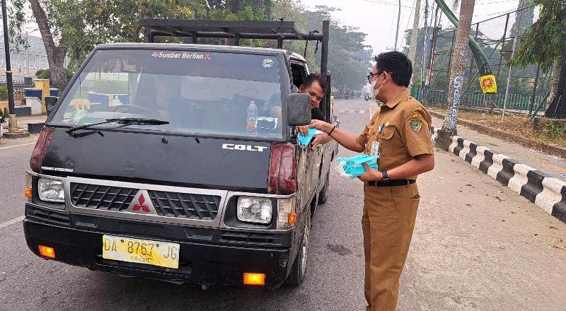 Kabut Asap Menyelimuti Muara Teweh, DPK Korpri Barut Bagikan 2.000 Masker