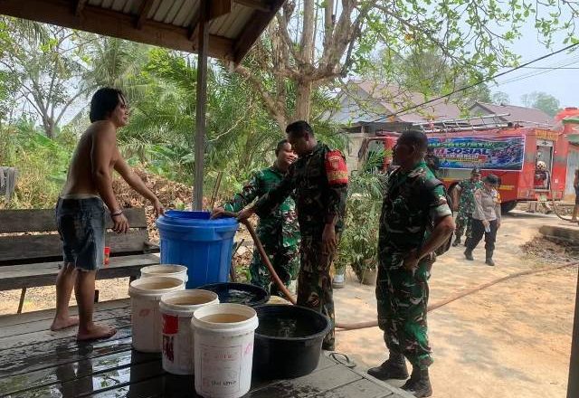 Kodim 1012/Buntok Salurkan Bantuan Air Bersih untuk Warga Terdampak Kekeringan